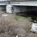 Scendiamo una piccola scalinata in pietra e tra i pilastri del sovrappasso, nonostante la presenza di rifiuti ingombranti...